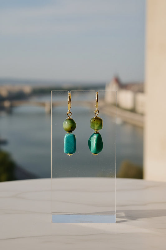 Brincos Liget Singular (Egyetlen) da Körössy — semijoia banhada a ouro 18k com crisoprásio e amazonita, feitos à mão.