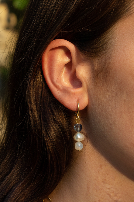 Brincos Duna Sopro (Lehelet) da Körössy — semijoia banhada a ouro 18k com água-marinha, pérola e cristal austríaco, feitos à mão.