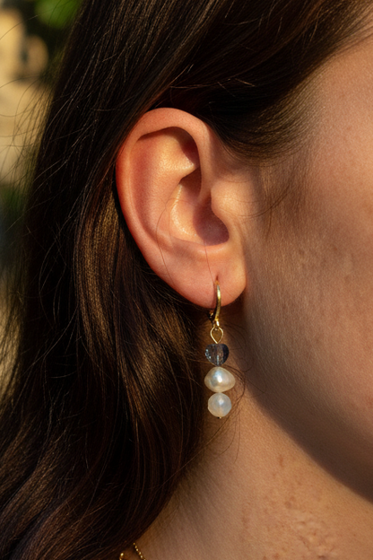 Brincos Duna Sopro (Lehelet) da Körössy — semijoia banhada a ouro 18k com água-marinha, pérola e cristal austríaco, feitos à mão.