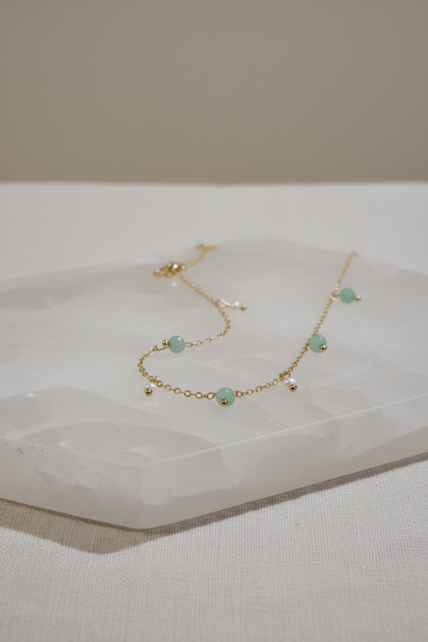 Pulseira Liget Sopro (Lehelet) da Körössy — semijoia banhada a ouro 18k com crisoprásio e pérola, feita à mão.