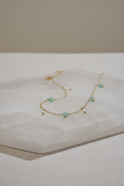 Pulseira Liget Sopro (Lehelet) da Körössy — semijoia banhada a ouro 18k com crisoprásio e pérola, feita à mão.