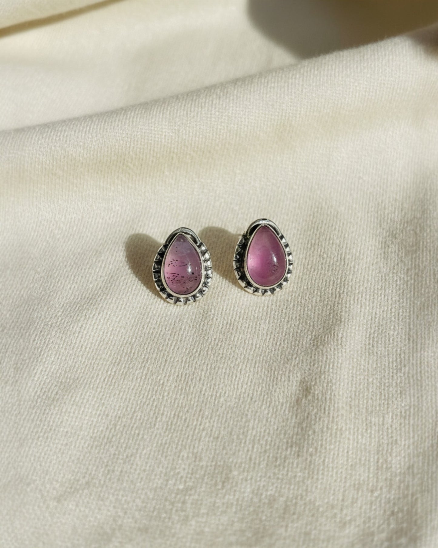 Brincos Pasztell Calcedônia Rosa (Gyöngéd) da Körössy — joia em prata 925 com calcedônia rosa, feitos à mão.