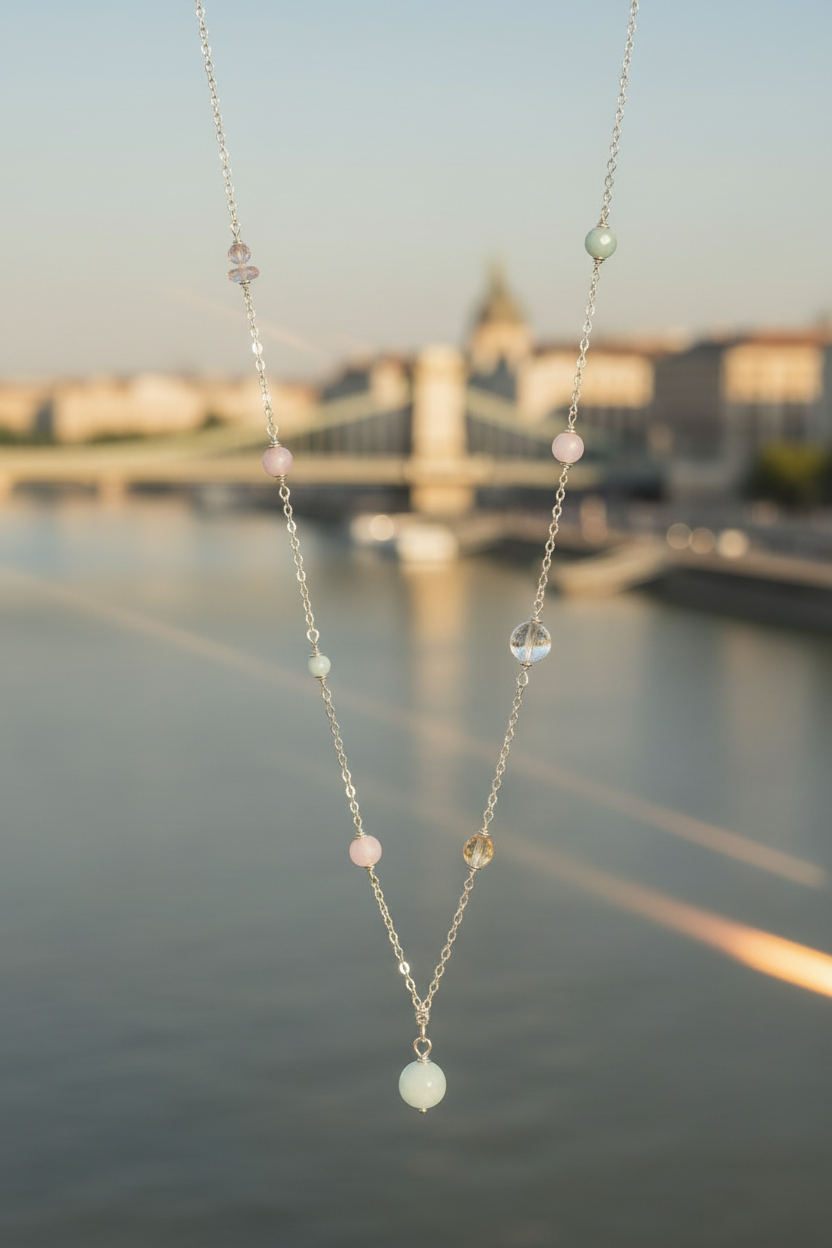 Colar Pasztell Álma (Sonho Pastel) da Körössy — semijoia banhada a ouro 18k ou ródio com opala rosa, água-marinha, quartzo rosa e jade, feito à mão.