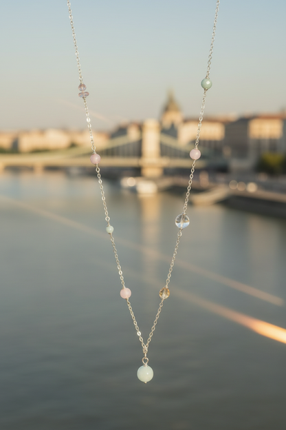 Colar Pasztell Álma (Sonho Pastel) da Körössy — semijoia banhada a ouro 18k ou ródio com opala rosa, água-marinha, quartzo rosa e jade, feito à mão.