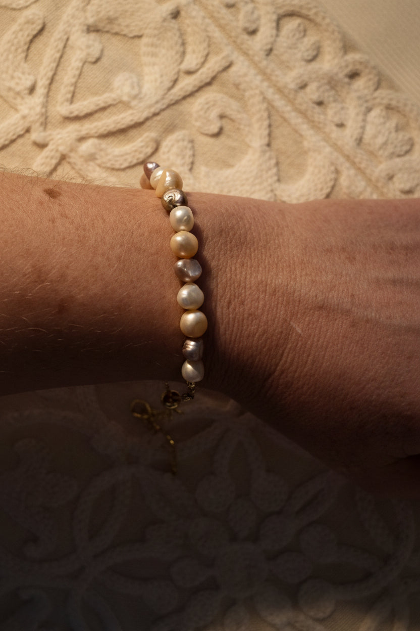 Pulseira Pasztell Pérolas da Alma (Lélek Gyöngy) da Körössy — semijoia banhada a ouro 18k com pérola, feita à mão.
