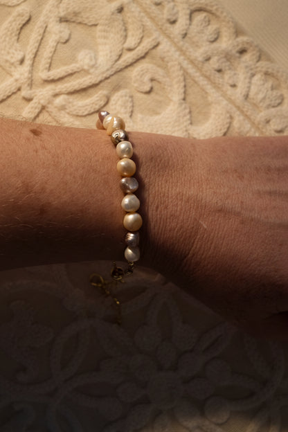 Pulseira Pasztell Pérolas da Alma (Lélek Gyöngy) da Körössy — semijoia banhada a ouro 18k com pérola, feita à mão.