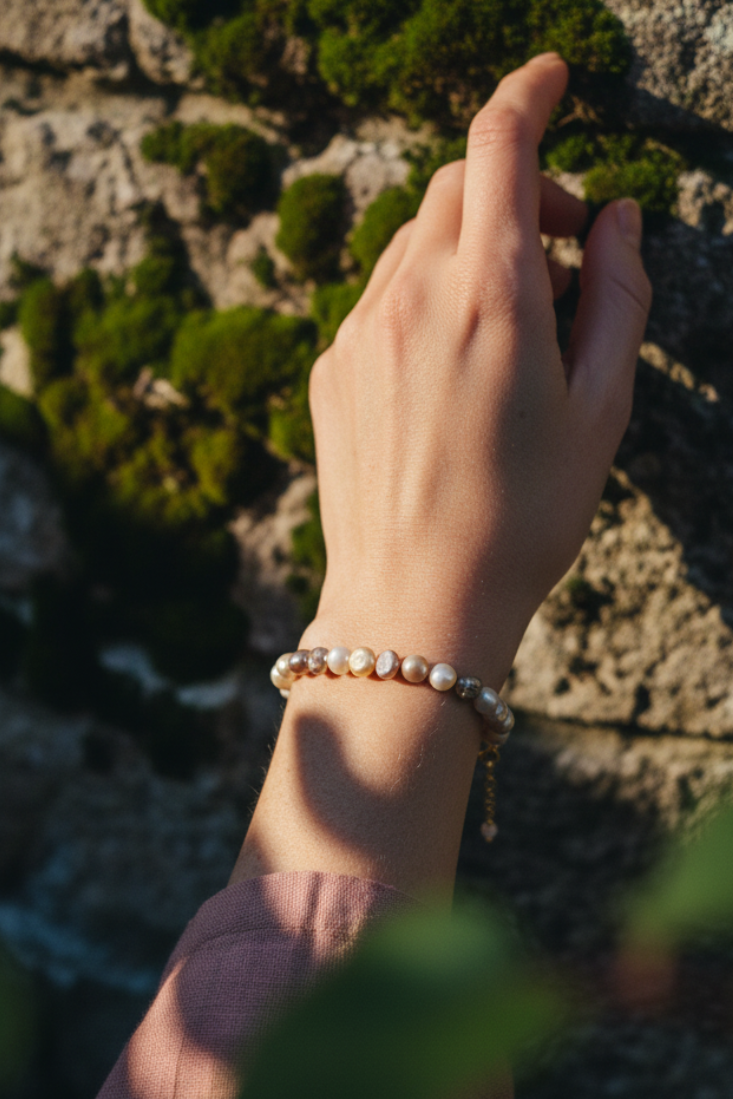 Pulseira Pasztell Pérolas da Alma (Lélek Gyöngy) da Körössy — semijoia banhada a ouro 18k com pérola, feita à mão.