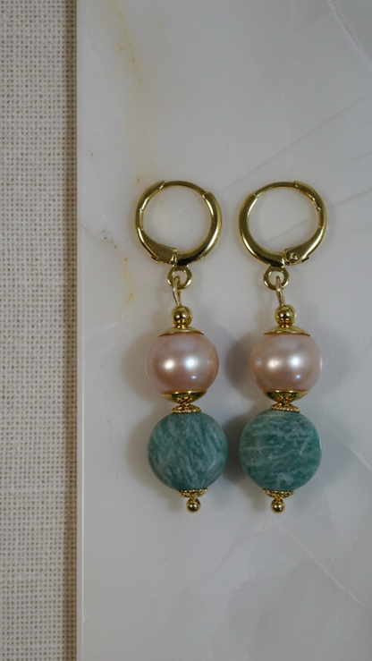 Brincos Liget Suavidade (Lágy) da Körössy — semijoia banhada a ouro 18k com pérola rosé e amazonita, feitos à mão.