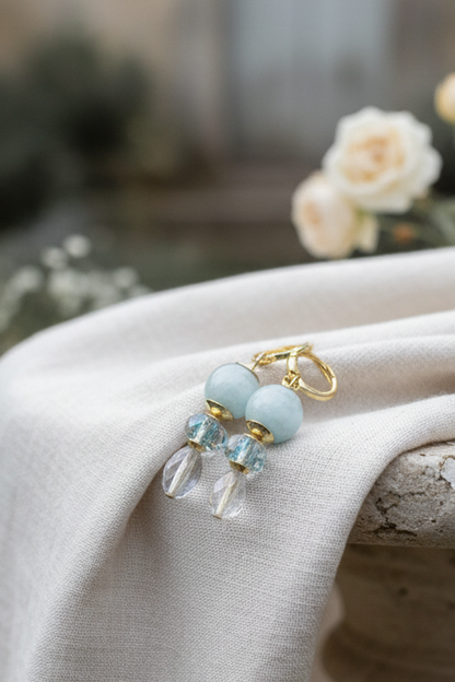 Brincos Duna Luz (Fény) da Körössy — semijoia banhada a ouro 18k com água-marinha e cristal austríaco, feitos à mão.