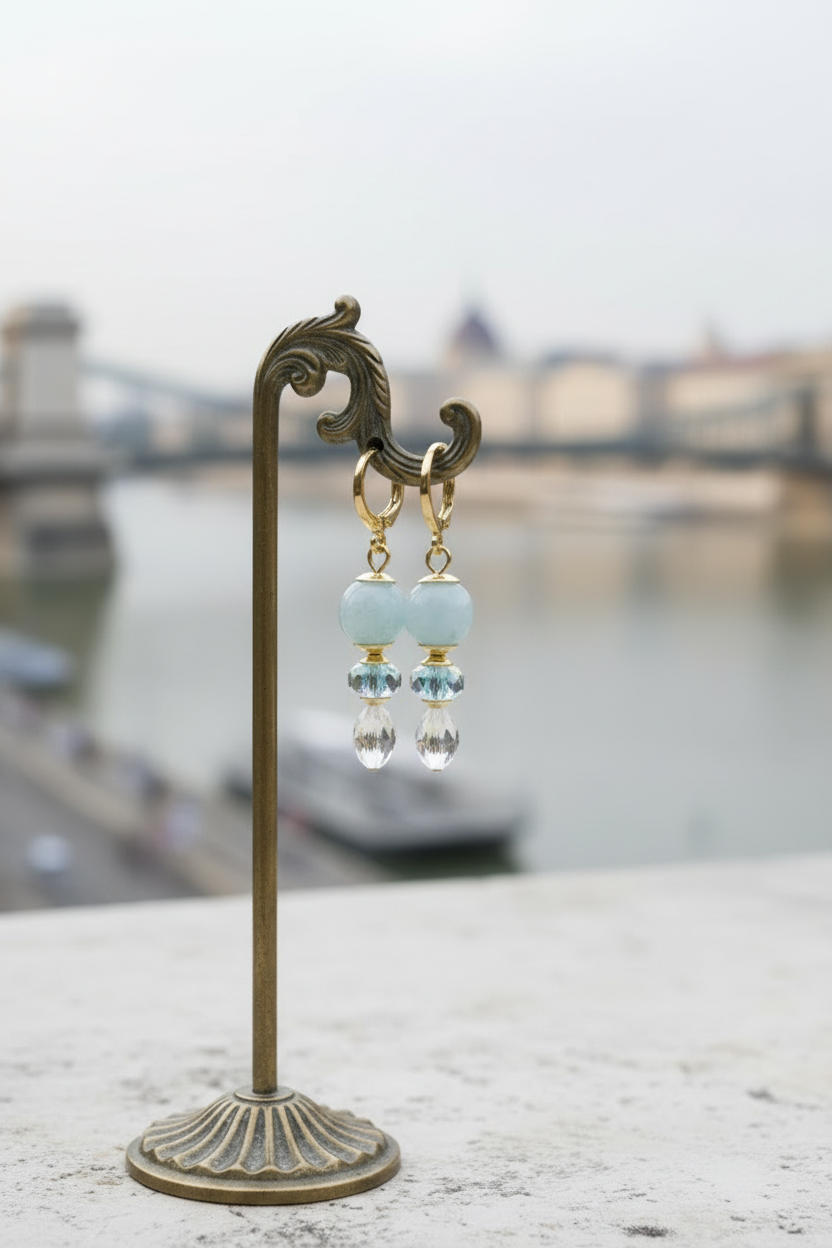 Brincos Duna Luz (Fény) da Körössy — semijoia banhada a ouro 18k com água-marinha e cristal austríaco, feitos à mão.