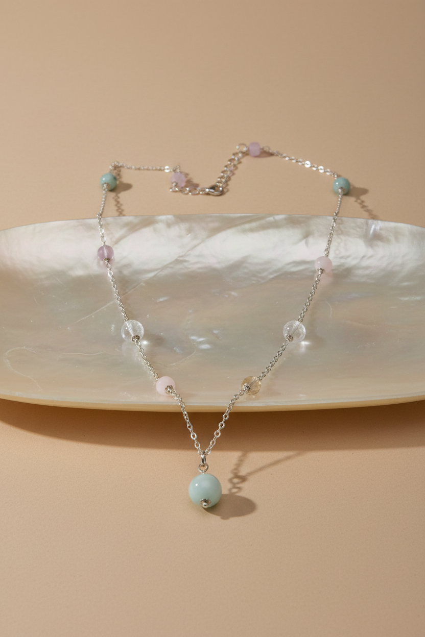 Colar Pasztell Álma (Sonho Pastel) da Körössy — semijoia banhada a ouro 18k ou ródio com opala rosa, água-marinha, quartzo rosa e jade, feito à mão.