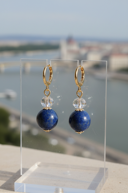 Brincos Duna Crepúsculo (Alkony) da Körössy — semijoia banhada a ouro 18k com sodalita e cristal austríaco, feitos à mão.