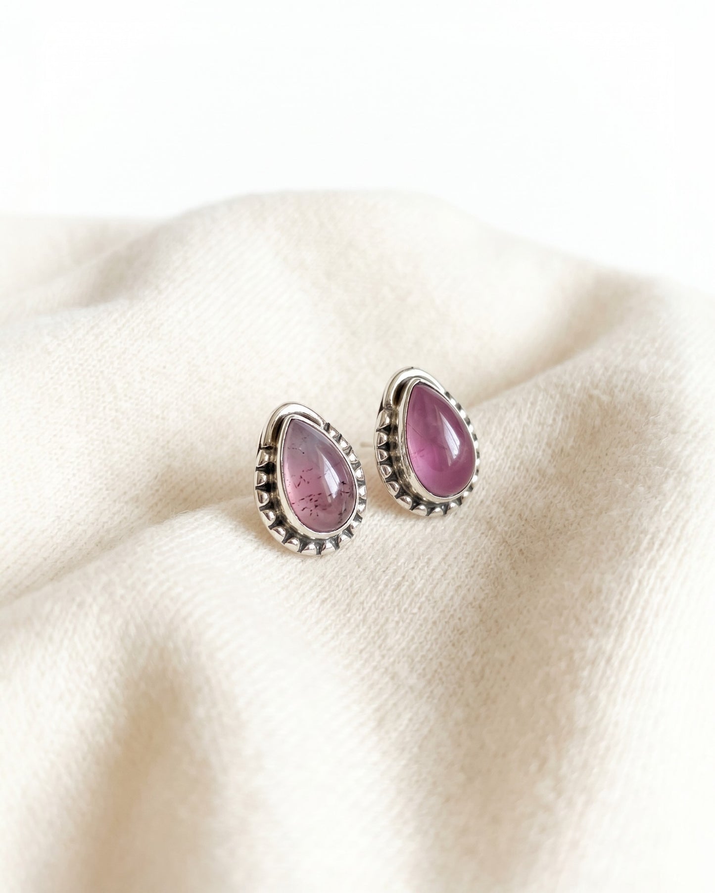 Brincos Pasztell Calcedônia Rosa (Gyöngéd) da Körössy — joia em prata 925 com calcedônia rosa, feitos à mão.