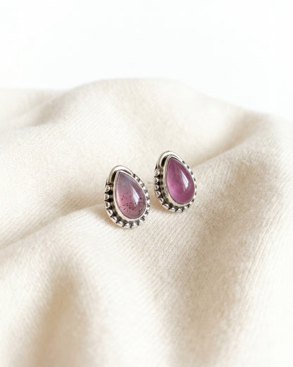 Brincos Pasztell Calcedônia Rosa (Gyöngéd) da Körössy — joia em prata 925 com calcedônia rosa, feitos à mão.