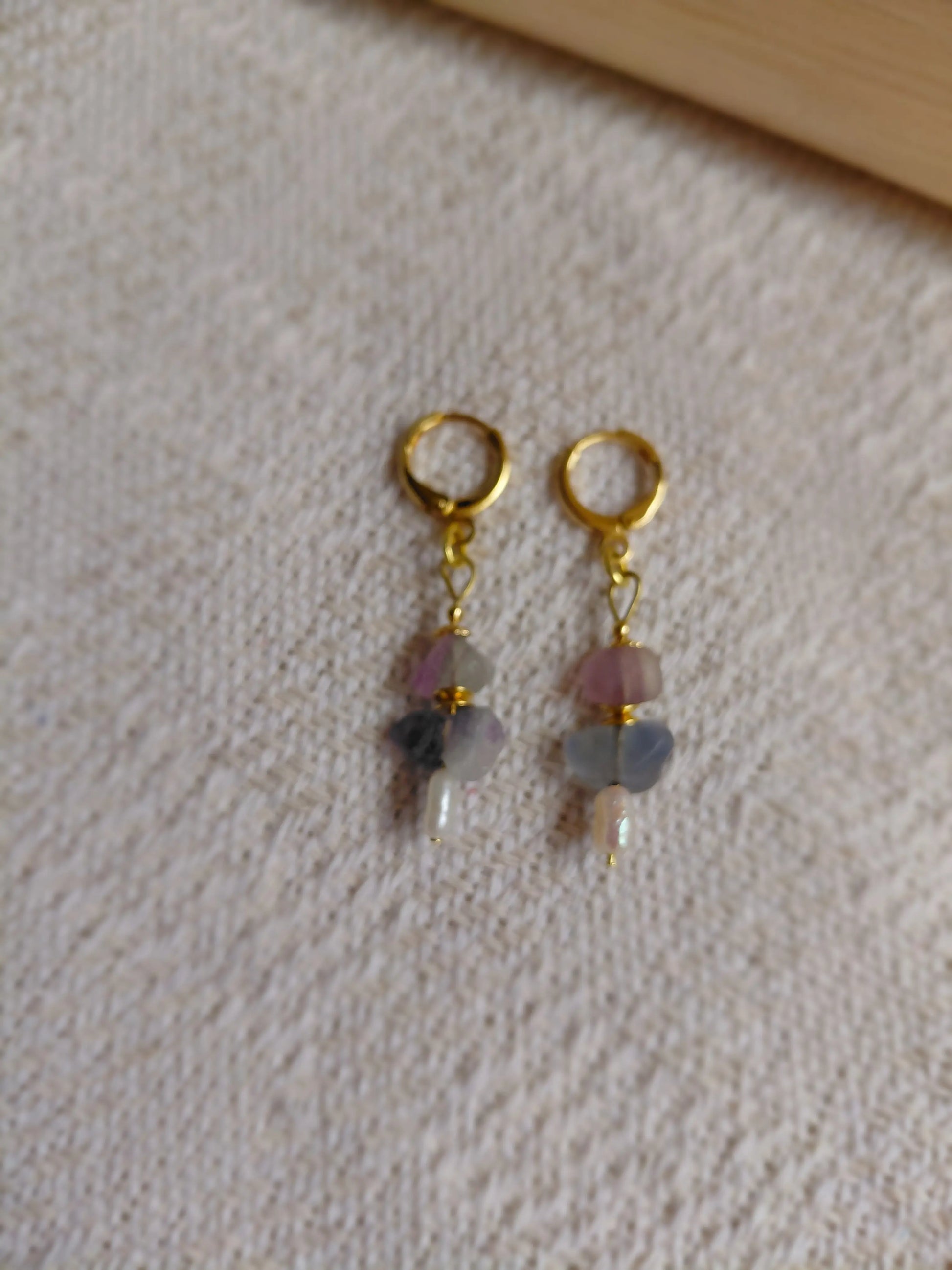 Brincos Élénk Tulipa (Tulipán) da Körössy — semijoia banhada a ouro 18k com fluorita arco-íris e pérola, feitos à mão.