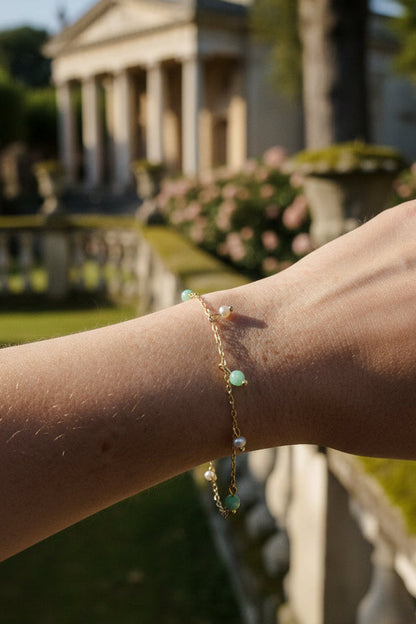 Pulseira Liget Sopro (Lehelet) da Körössy — semijoia banhada a ouro 18k com crisoprásio e pérola, feita à mão.
