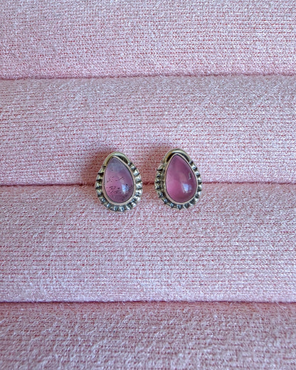 Brincos Pasztell Calcedônia Rosa (Gyöngéd) da Körössy — joia em prata 925 com calcedônia rosa, feitos à mão.