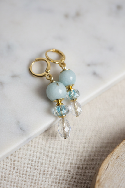Brincos Duna Luz (Fény) da Körössy — semijoia banhada a ouro 18k com água-marinha e cristal austríaco, feitos à mão.