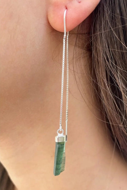 Brincos Liget — Broto da Körössy — joia em prata 925 com turmalina verde bruta, feito à mão.