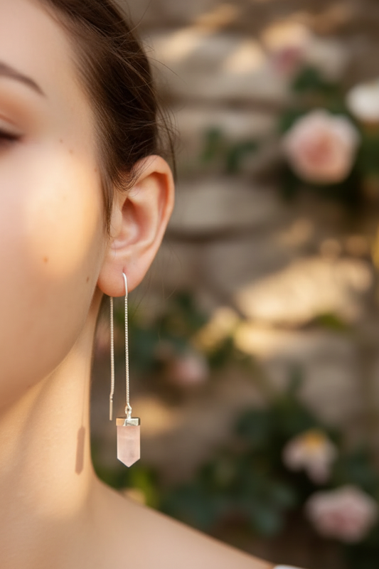 Brincos Pasztell — Fio Rosa da Körössy — joia em prata 925 com quartzo rosa, feito à mão.