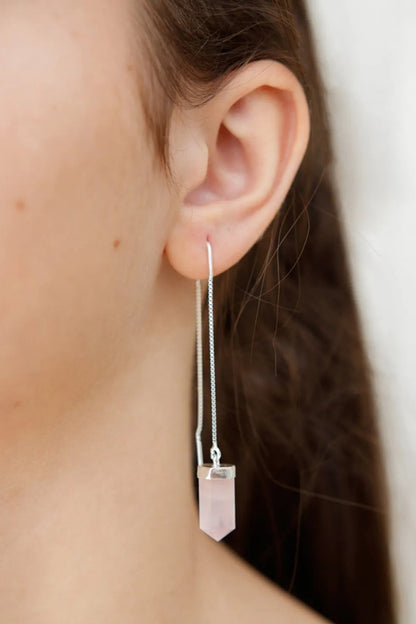 Brincos Pasztell — Fio Rosa da Körössy — joia em prata 925 com quartzo rosa, feito à mão.
